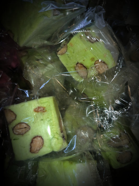LES CONFISERIES OCCITANES. Gros cubes de nougat tendre pistache, amandes et miel.
