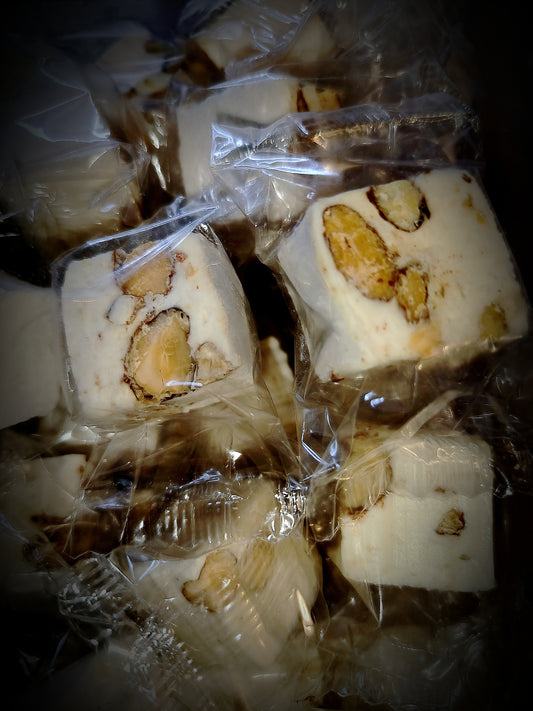 LES CONFISERIES OCCITANES. Gros cubes de nougat tendre aux amandes et au miel