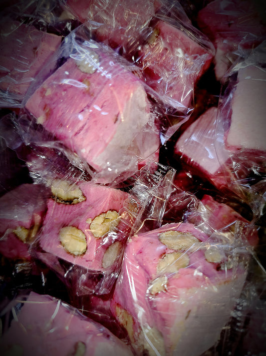 LES CONFISERIES OCCITANES. Gros cubes de nougat framboise, amandes et miel